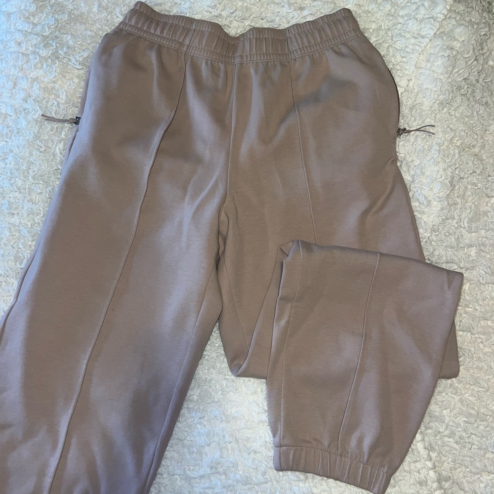 Cute slightly cropped mauve sweat pants